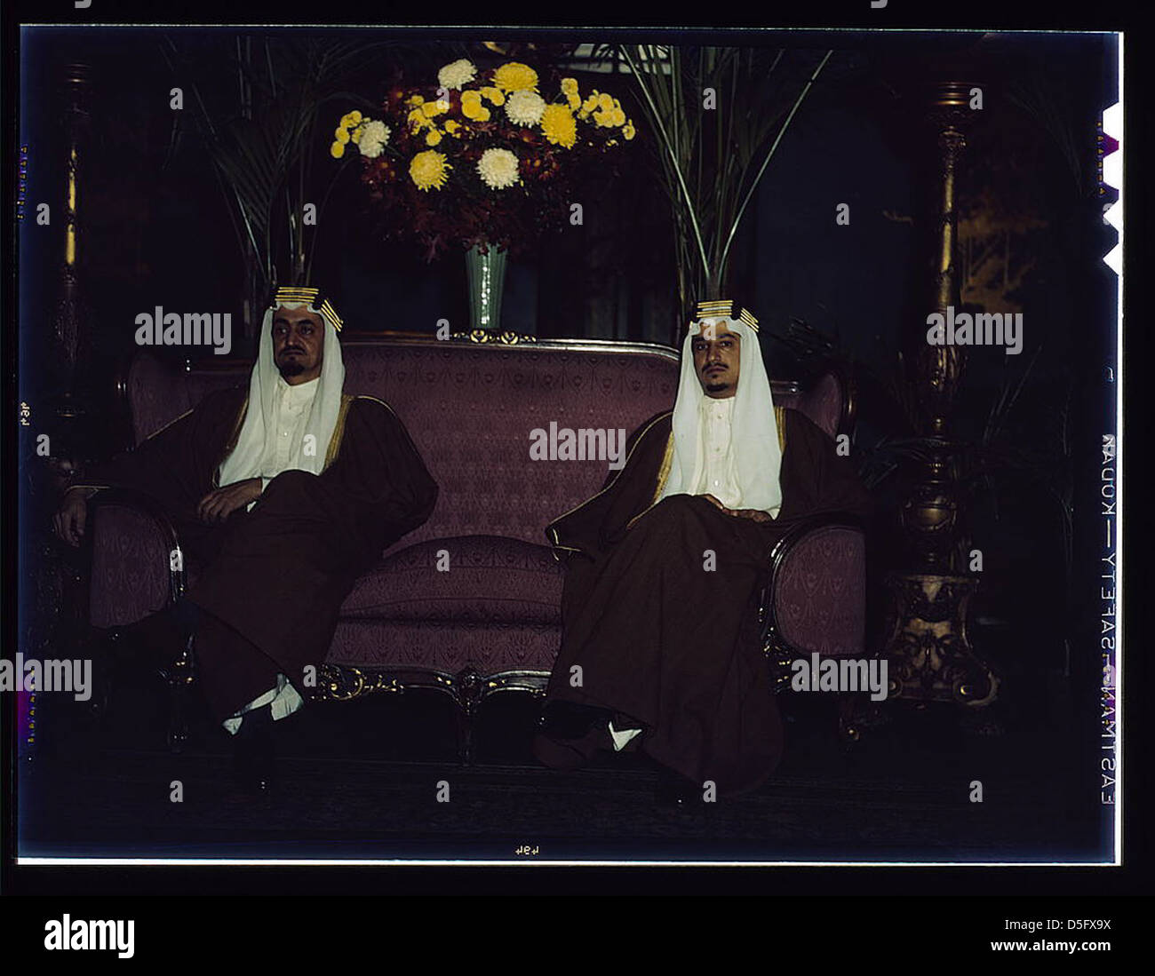 Amir Khalid [destra] e Amir Faisal, figli di re Ibn Saud dell'Arabia Saudita. Le loro altezze reali hanno concluso recentemente una visita estensiva negli Stati Uniti come ospiti del governo. Hanno fatto uno studio speciale sui progetti di irrigazione negli Uniti Foto Stock