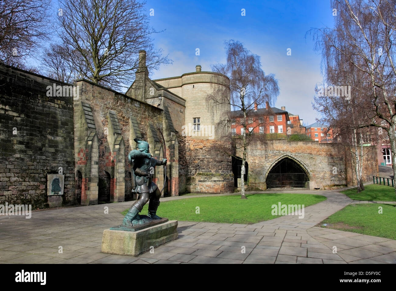 Statua di Robin Hood al di fuori del castello di Nottingham, Nottingham City Centre, Nottinghamshire, England, Regno Unito Foto Stock