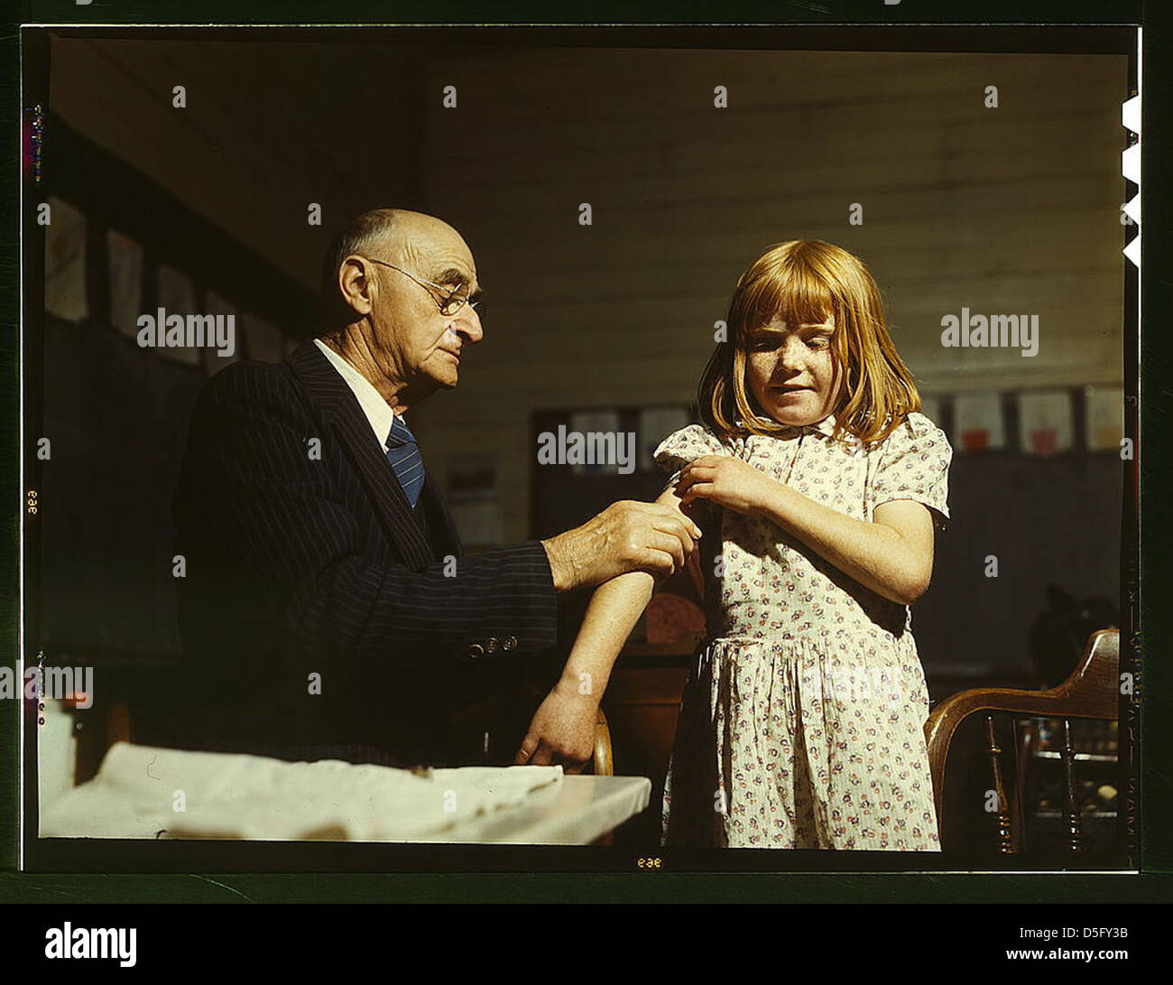 Il Dr. Schreiber amministra un'inoculazione tifoide a un bambino nella contea di San Augustine, Texas, durante gli anni '1940 Ciò riflette gli sforzi della sanità pubblica per combattere le malattie durante la seconda guerra mondiale Foto Stock