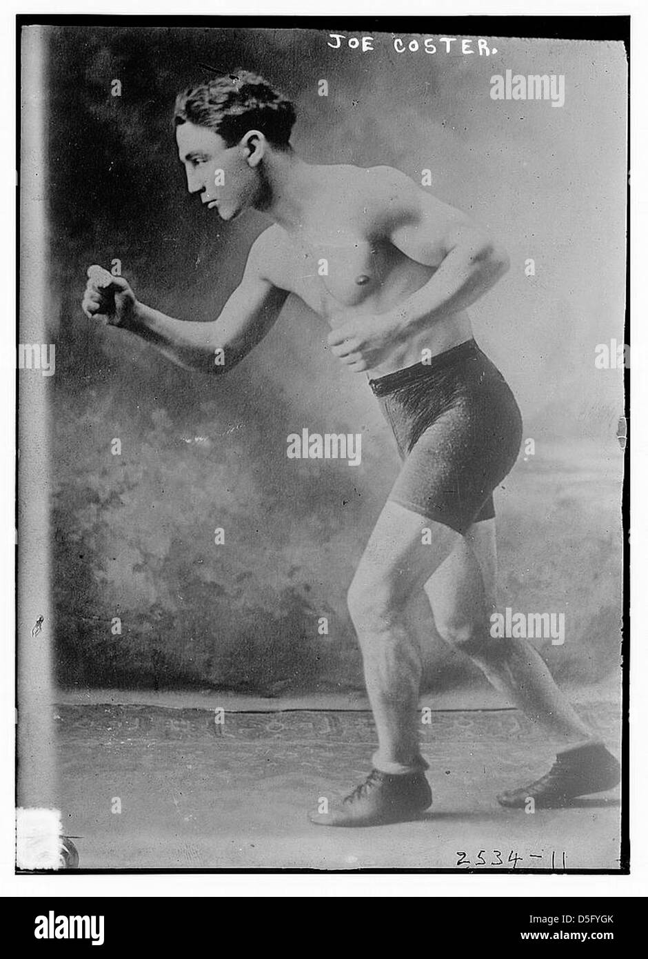 Fotografia del pugile Joe Coster che corre, scattata dalla Library of Congress. L'immagine raffigura Coster in movimento, enfatizzando il suo atletismo e il suo intenso regime di allenamento. Foto Stock