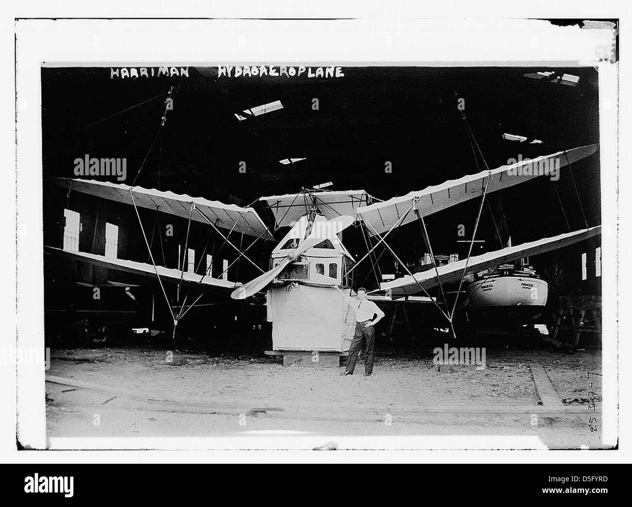 Una fotografia dell'idrovolante Harriman, uno dei primi idrovolanti, durante il suo periodo come parte della storia dell'aviazione. L'idrovolante è mostrato in un hangar, evidenziandone il design. Foto Stock