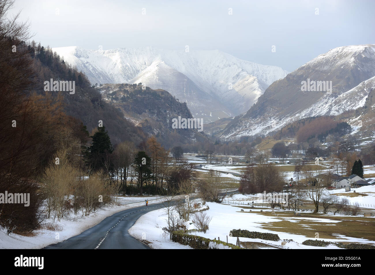 Una lunga passeggiata home ,l'inverno,Cumbria Foto Stock