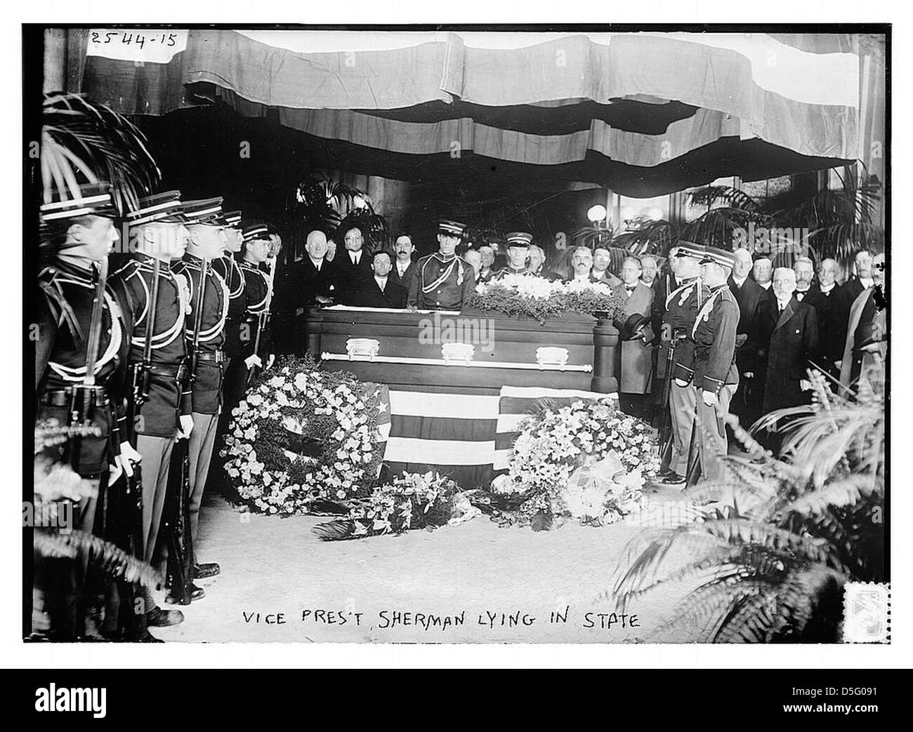 Il vice presidente James S. Sherman si trovava nello stato nel 1912 dopo la sua morte, con una scena solenne e rispettosa che cattura il momento del suo funerale. Foto Stock