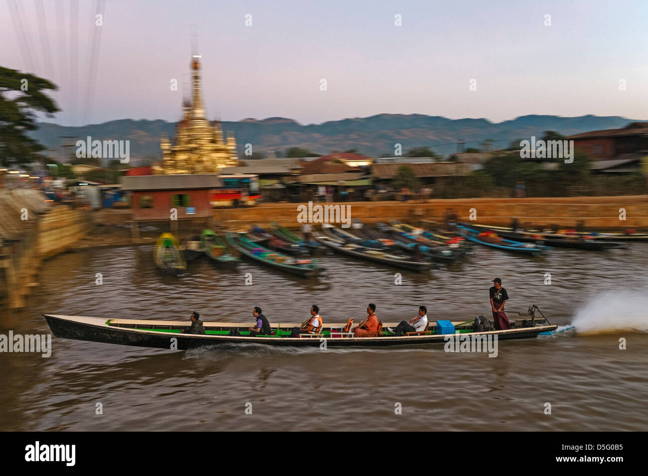 Longboat sul canal al Lago Inle, Nyaung Shwe, Shan-State, Myanmar, Asia Foto Stock