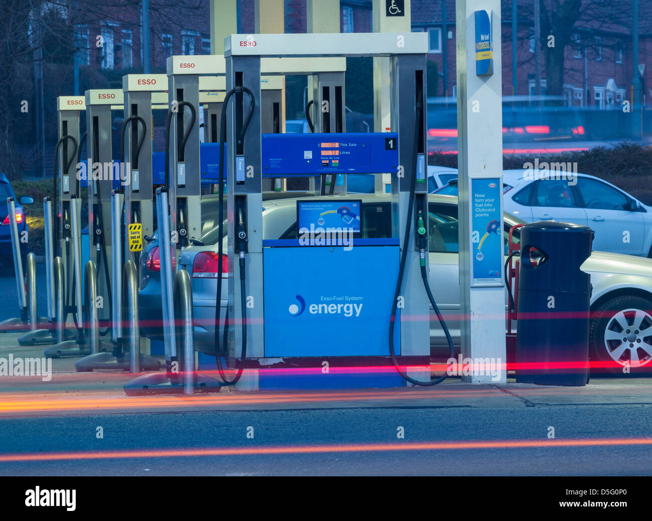 Stazione di servizio esso presso il distributore di benzina Tesco Express. Billingham. REGNO UNITO Foto Stock