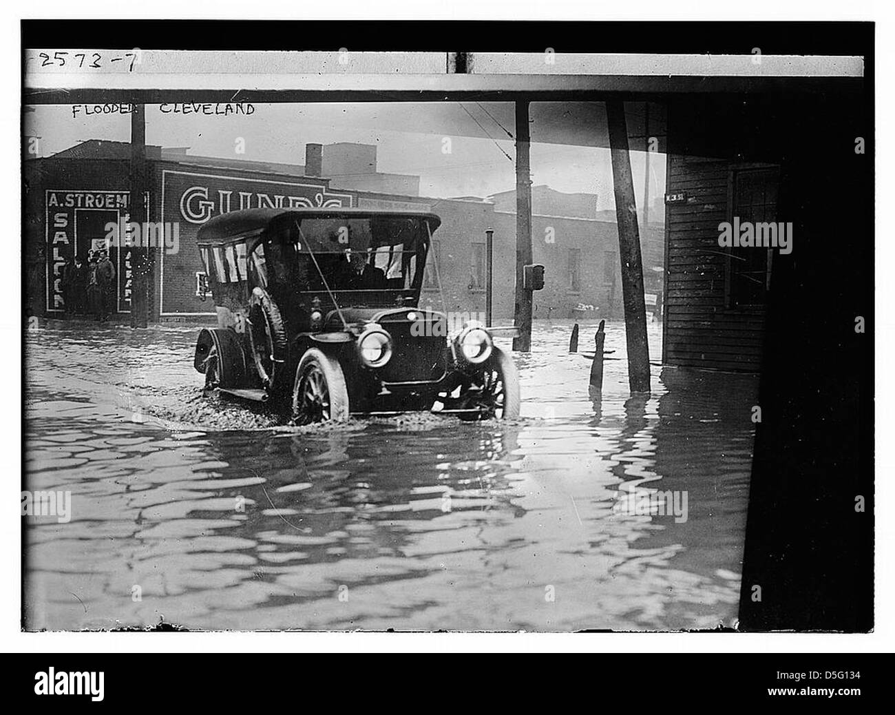 Questa immagine mostra l'inondazione a Cleveland, Ohio, durante l'inondazione del 1913. Mette in evidenza un veicolo Model T nel mezzo del disastro, riflettendo l'impatto diffuso dell'alluvione. Foto Stock