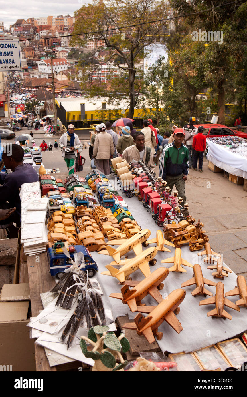 Madagascar Antananarivo, economici giocattolo di legno si spegne su Escalier Ranavalona passi al mercato Analakely Foto Stock