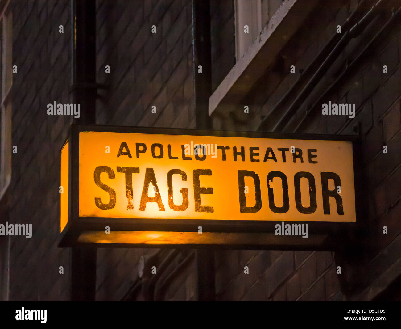 LONDRA, Regno Unito - 30 MARZO 2013: Cartello presso la porta di Stage dell'Apollo Theatre Foto Stock