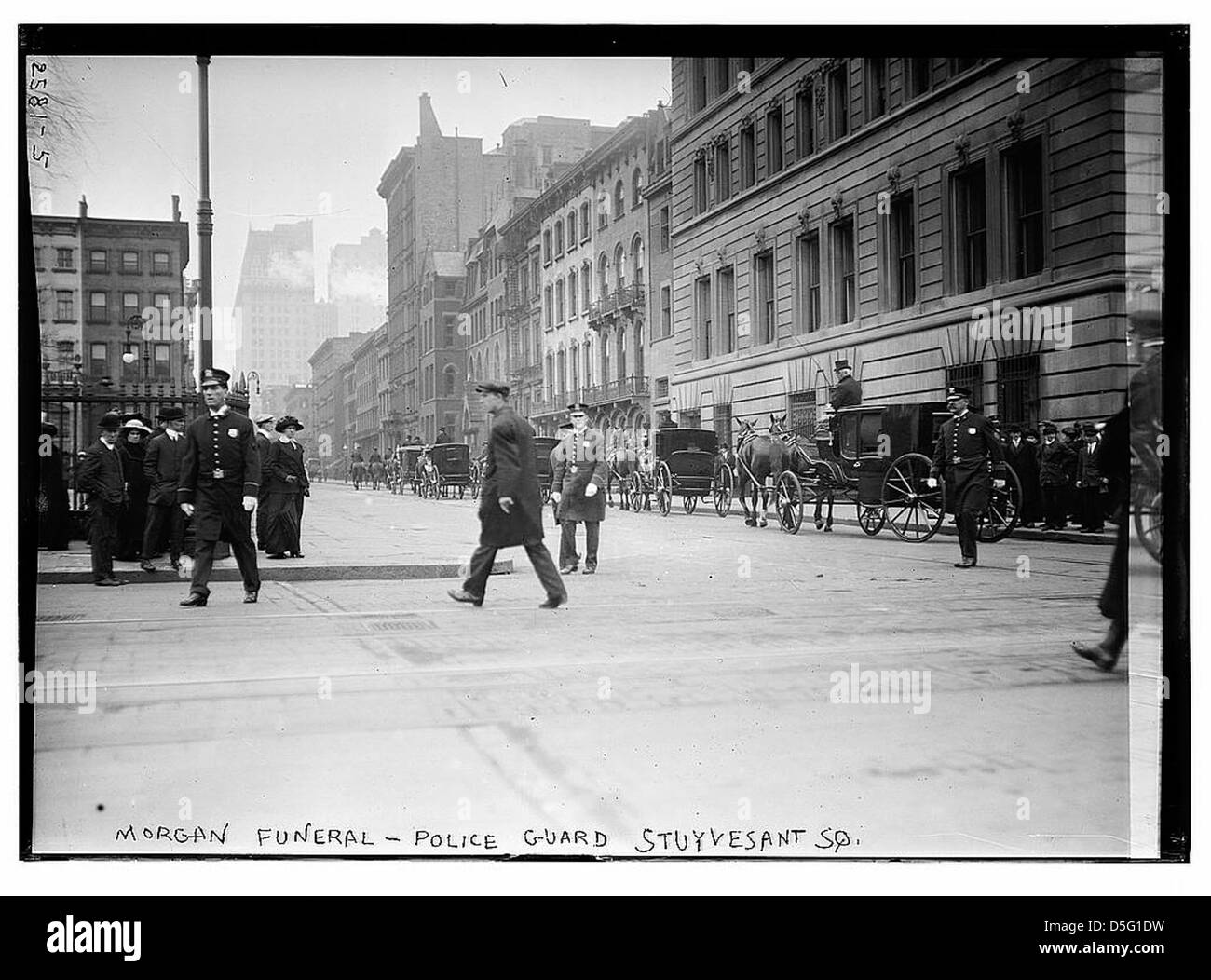 Il funerale di J.P. Morgan, un importante banchiere americano, è sorvegliato dalla polizia a Stuyvesant Square a New York. L'evento si è svolto il 14 aprile 1913, segnando la fine di una figura significativa nella finanza americana. Foto Stock