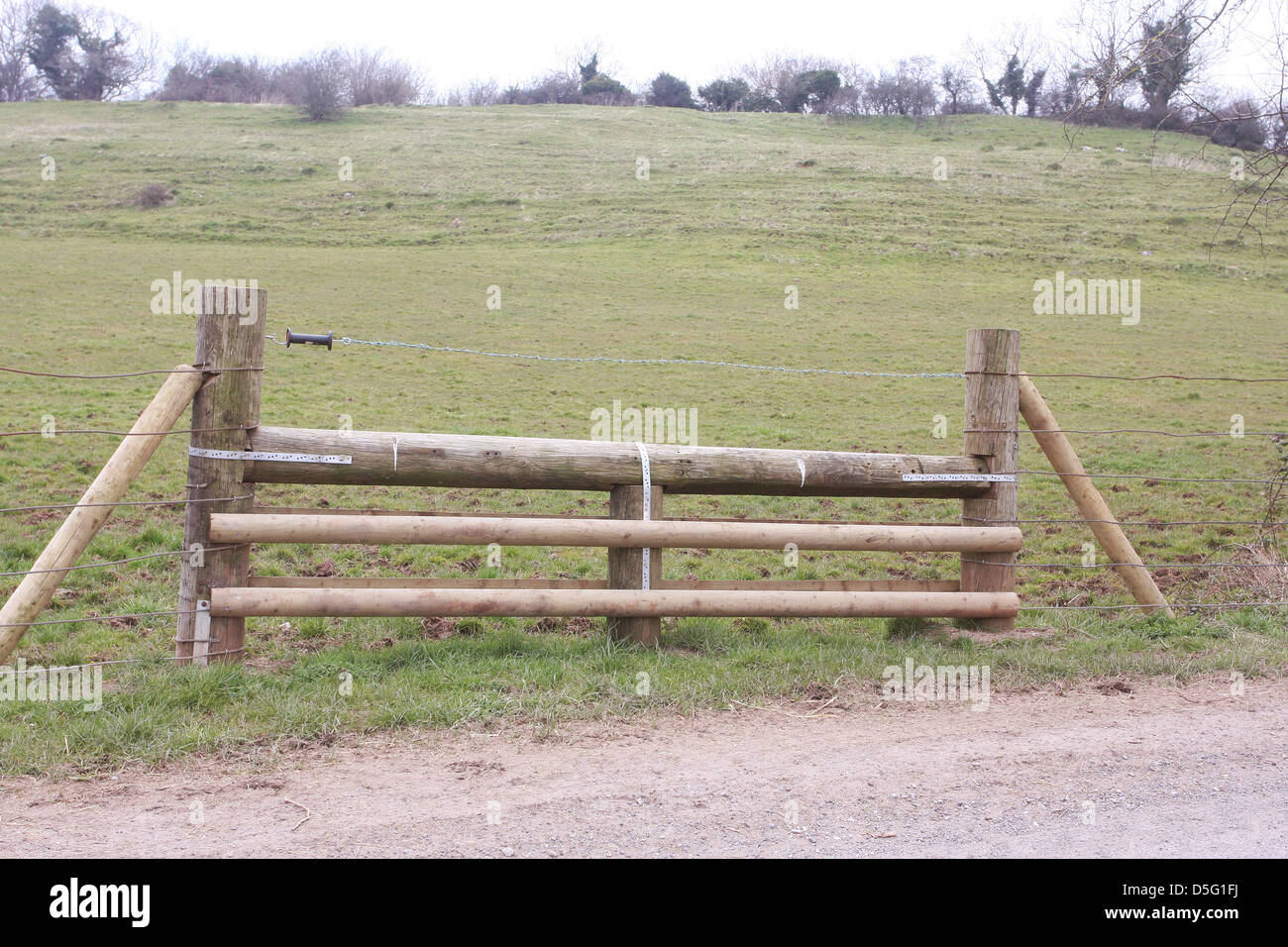 Recinzione di caccia, un recinto rurale che è stato specialmente progettato per i cavalli da salto. La sezione superiore di filo spinato è rimovibile. Foto Stock