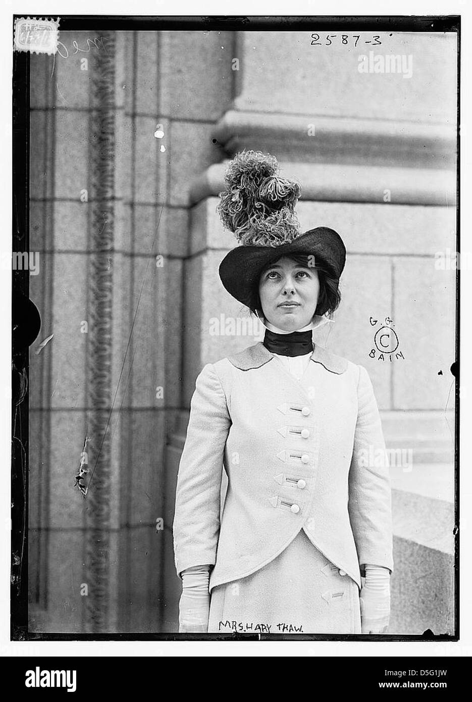 Questa immagine di Evelyn Nesbit, conosciuta come Mrs. Harry K. Thaw, la cattura durante un momento cruciale della storia americana. Il suo coinvolgimento nel famigerato "omicidio del secolo" e il suo ruolo di icona della moda all'inizio del XX secolo la rendono una figura storica notevole. Foto Stock