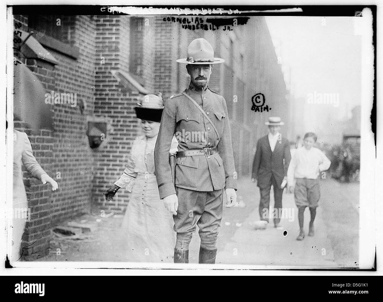Cornelius Vanderbilt III, un soldato militare e figura di spicco, è fotografato nella sua uniforme militare. L'immagine evidenzia il suo legame con la famiglia Vanderbilt e il suo servizio militare. Foto Stock