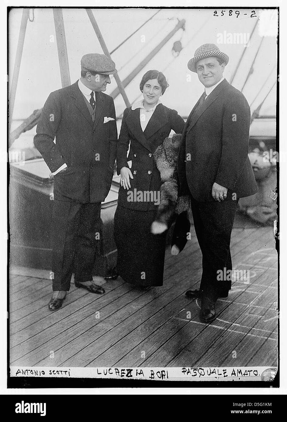 Una foto dei cantanti d'opera Antonio Scotti, Lucrezia Bori e Pasquale Amato che si esibiscono negli anni '1910 L'immagine evidenzia il loro contributo all'opera e il loro significato nell'opera americana all'inizio del XX secolo. Foto Stock