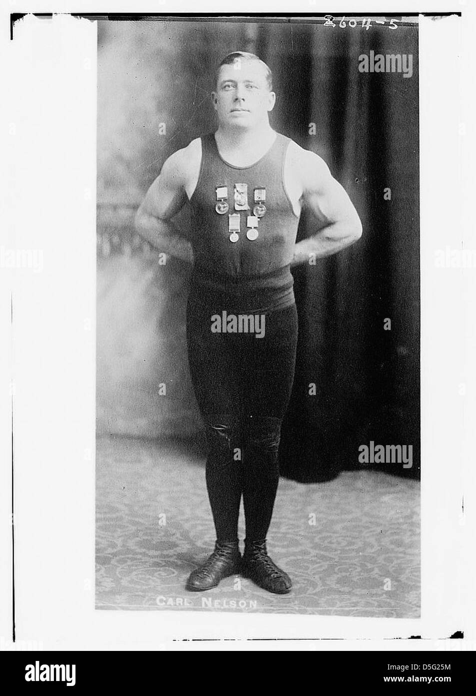 Un ritratto in bianco e nero di Carl Nelson, un wrestler americano. L'immagine mette in evidenza la sua carriera nel wrestling professionistico durante la metà del XX secolo. Foto Stock