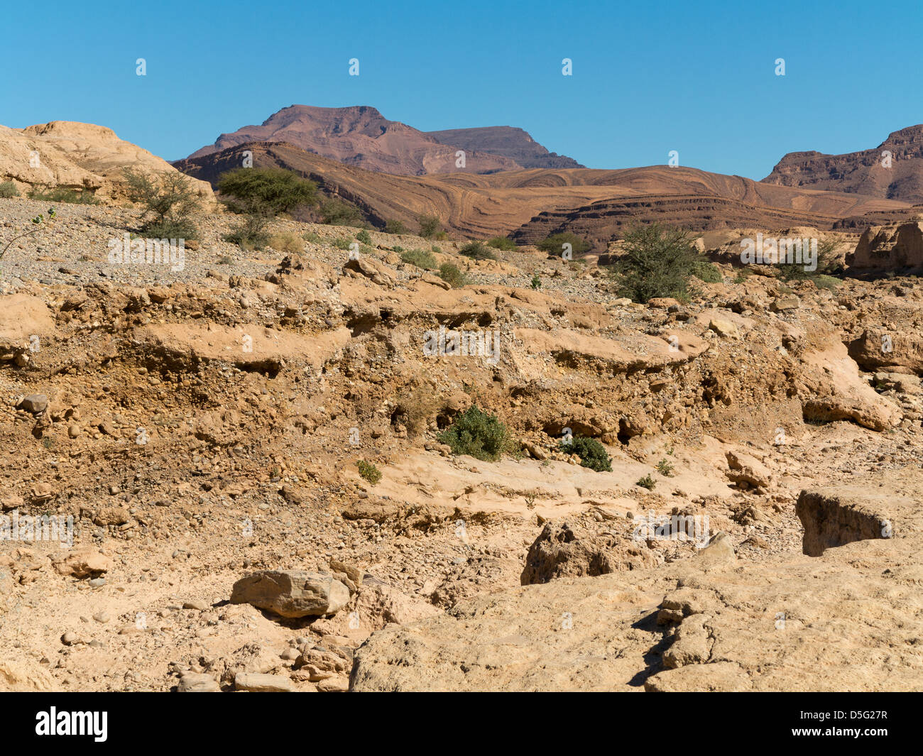 Wadi che portano al mare Grotta conosciuta localmente come Grouttes de Messalit, vicino a Tata, sud Anti Atlante del Marocco Foto Stock