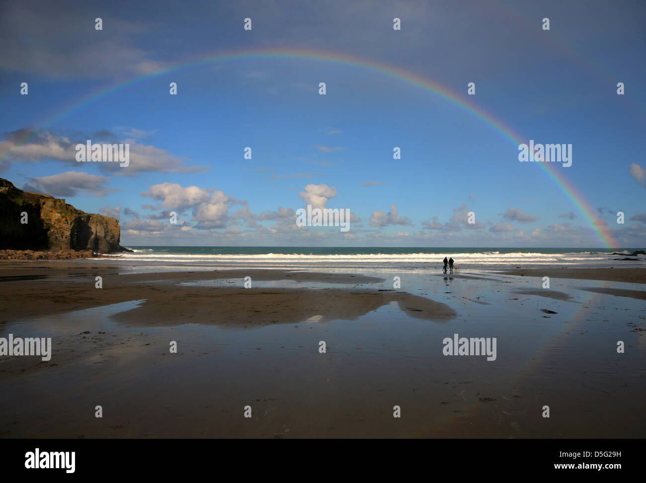Un arcobaleno su Trevaunance Cove, Sant Agnese, Cornwall, Inghilterra. Foto Stock