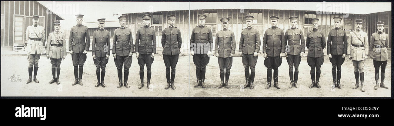 Comandante della divisione, 84a divisione, generale maggiore Hale, con personale della divisione e ufficiali francesi annessi, Camp Zachary Taylor, Ky., 21 novembre 1917 (LOC) Foto Stock