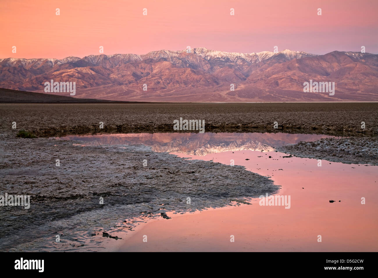 Telescopio di picco (11.049 ft.) e Gamma Panamint riflesso sul laghetto, bacino Badwater, Parco Nazionale della Valle della Morte, California USA Foto Stock