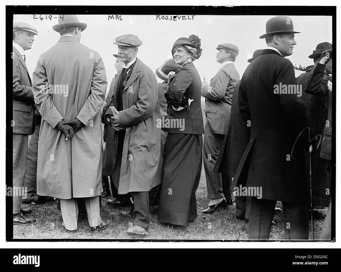 Una fotografia di Edith Roosevelt, la First Lady, che partecipa ad una mostra ippica al Belmont Park. L'immagine cattura la sua presenza elegante a un evento di alta società. Foto Stock