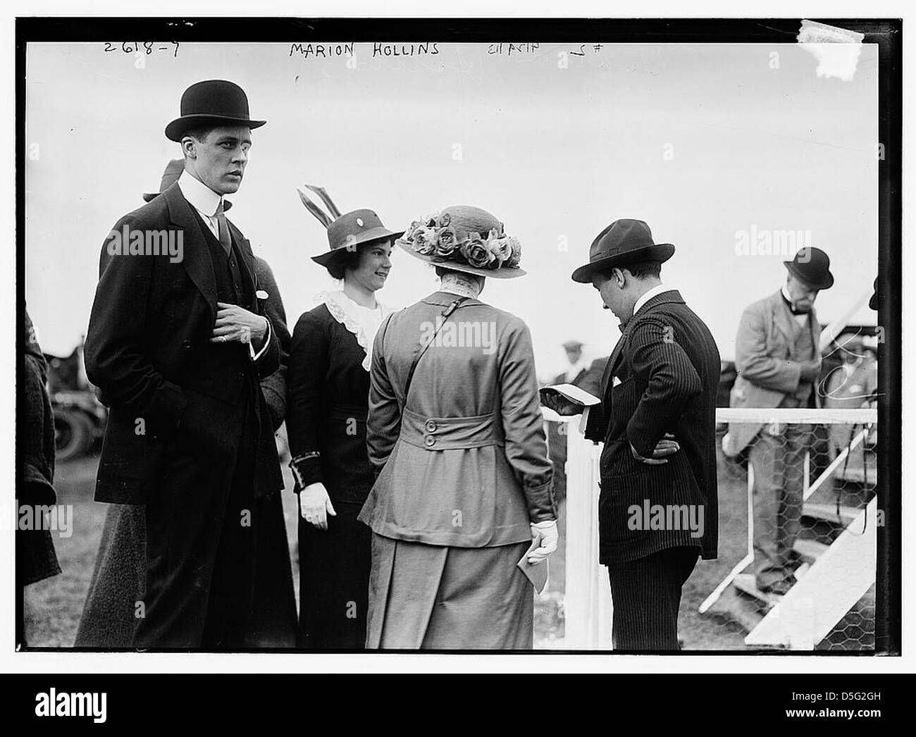 Una fotografia di Marion Hollins al Belont Park durante una mostra ippica, che cattura la scena della moda e sociale del tempo. Foto Stock
