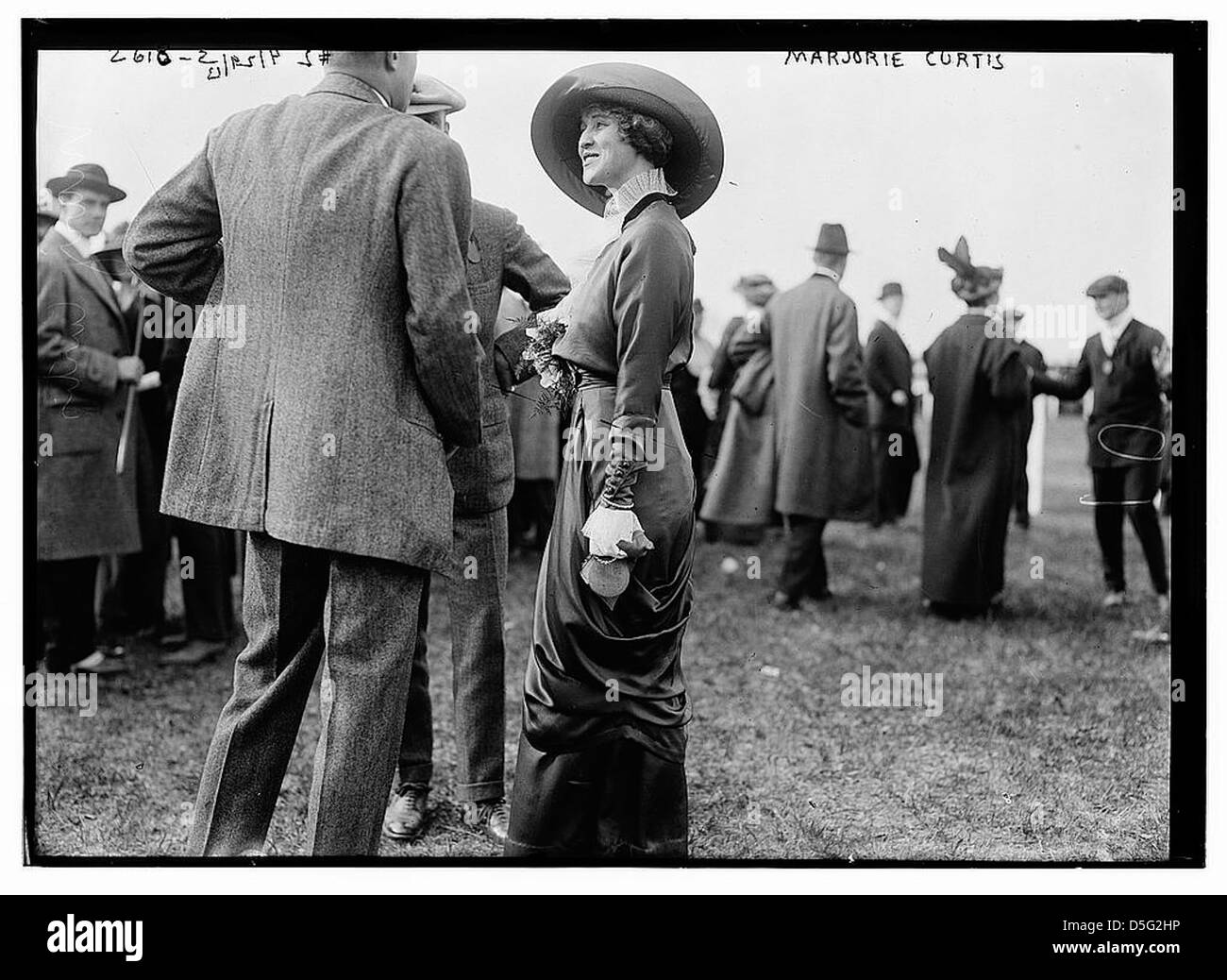 Marjorie Curtis viene vista partecipare ad uno spettacolo ippico a Belmont Park, New York. L'evento, un importante evento di corse, mette in mostra socialiti e cultura equestre, parte della tradizione delle corse ippiche presso il rinomato Belmont Park. Foto Stock