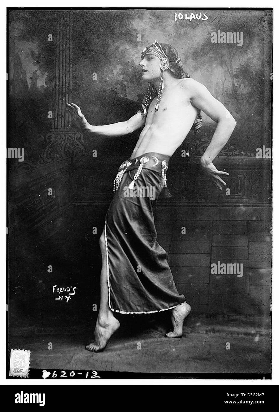 Un ballerino maschile vestito in costume egiziano viene catturato in questa foto degli anni '1920 di Freud, che mostra l'arte del cross-dressing e della danza nella scena d'avanguardia di New York. Foto Stock