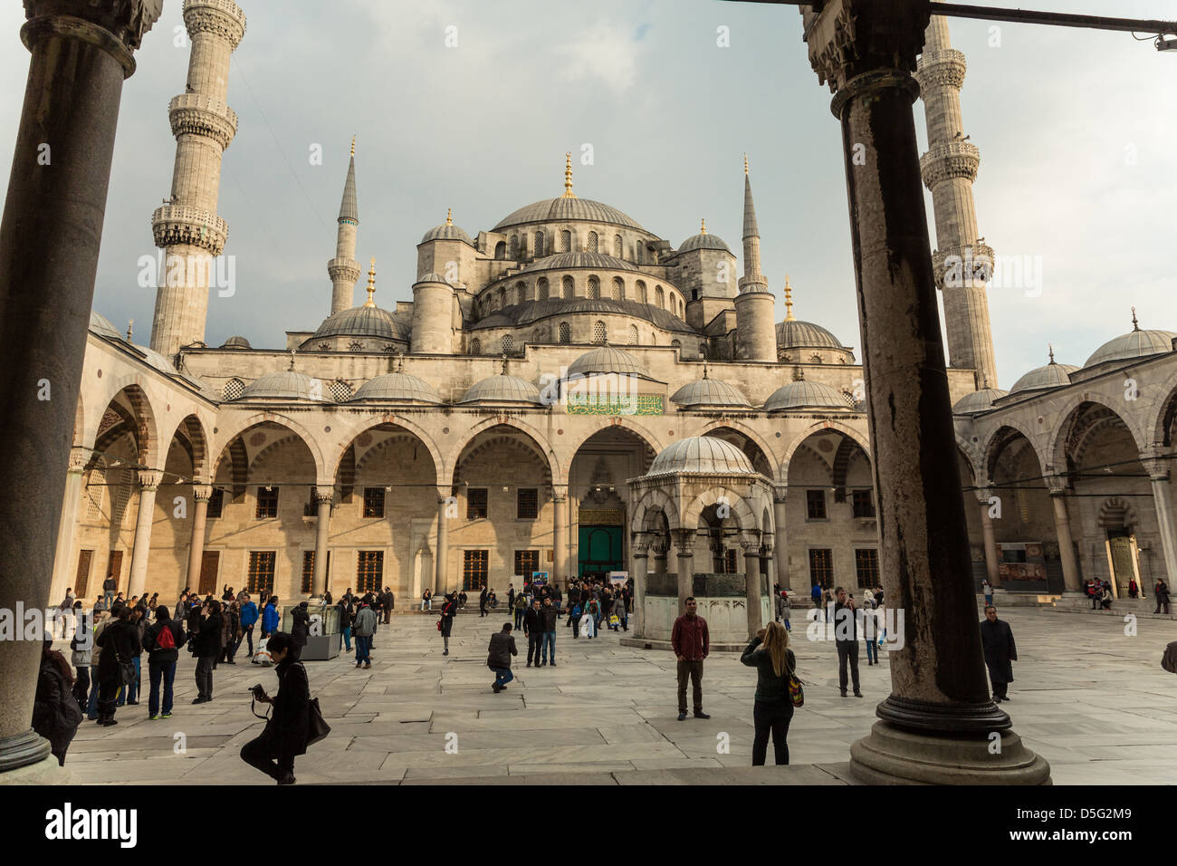 Cortile interno della Moschea Blu, Istanbul, Turchia Foto stock