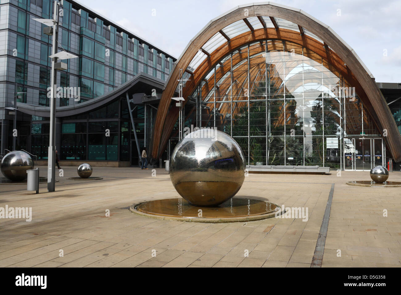 Winter Garden Glasshouse, Steel Ball a Millennium Square Sheffield, Inghilterra Regno Unito Foto Stock