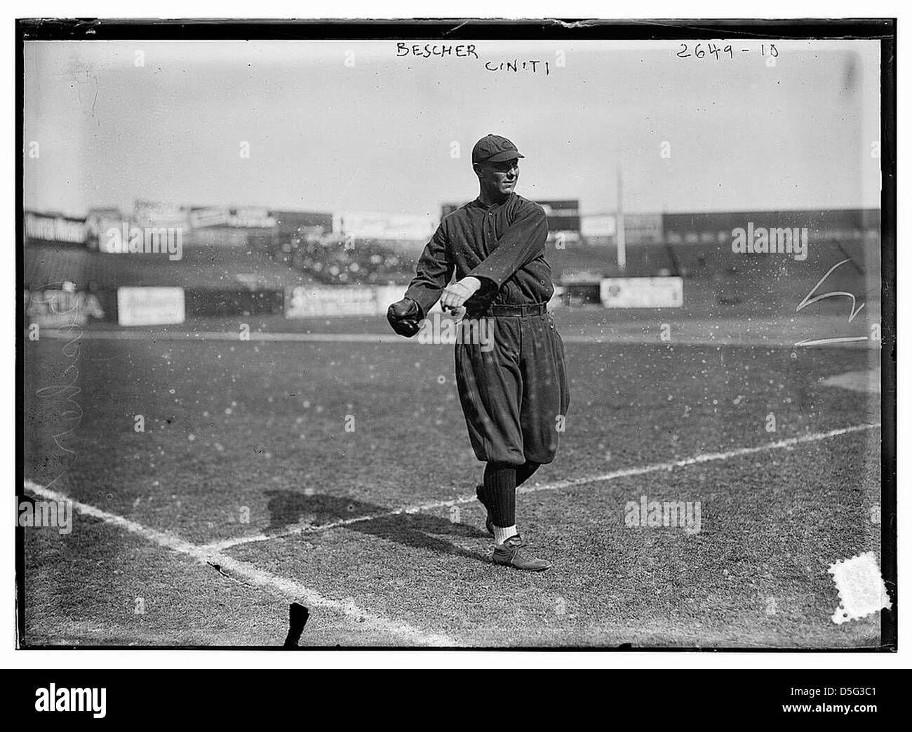 Una classica fotografia in bianco e nero di Bob Bescher, un giocatore di baseball dei Cincinnati Reds all'inizio del XX secolo. L'immagine lo cattura in azione sul campo, mostrando le sue abilità di giocatore di baseball della National League. Foto Stock Una classica fotografia in bianco e nero di Bob Bescher, un giocatore di baseball dei Cincinnati Reds all'inizio del XX secolo. L'immagine lo cattura in azione sul campo, mostrando le sue abilità di giocatore di baseball della National League. Foto Stock