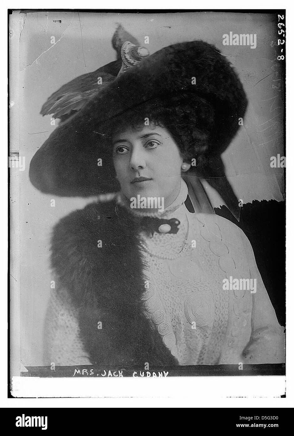 Una fotografia in bianco e nero della signora Jack Cudahy, scattata all'inizio del XX secolo. Si vede indossare un cappello di pelliccia, catturato in una posa alla moda, che riflette l'eleganza del periodo. Foto Stock