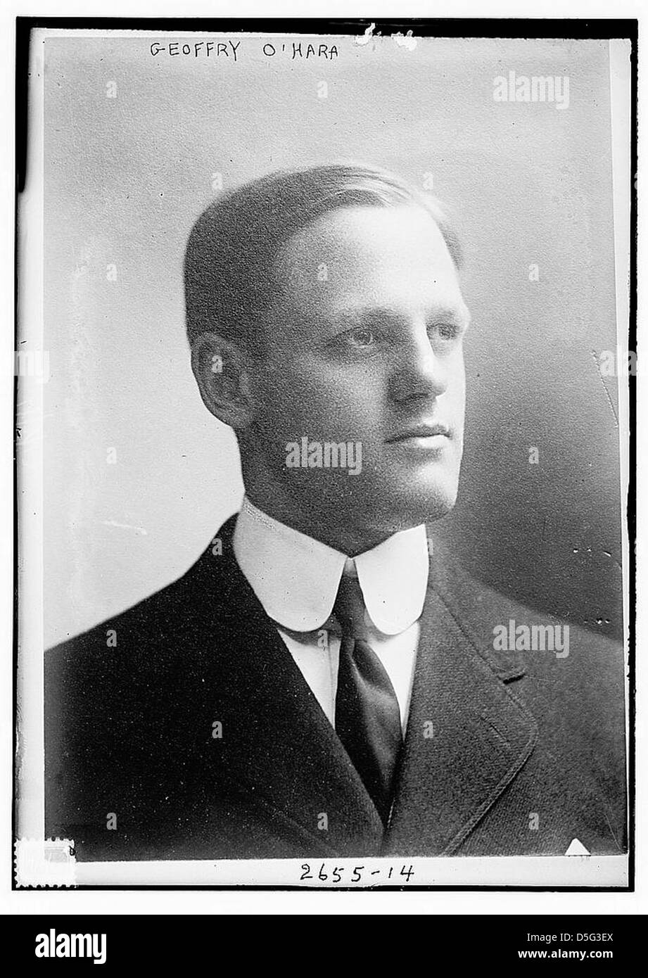 Geoffrey o'Hara, un noto compositore e direttore d'orchestra, è catturato in questo ritratto. Conosciuto per i suoi contributi alla musica dei primi anni del XX secolo, o'Hara è particolarmente riconosciuto per le sue composizioni nel genere musicale popolare dell'epoca. L'immagine si concentra sulla sua presentazione formale come figura rispettata nell'industria musicale. Foto Stock