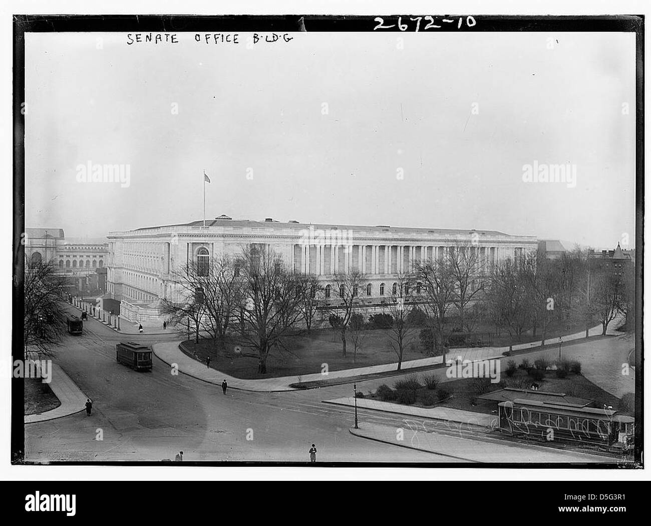 Il Russell Senate Office Building a Washington, D.C., è mostrato con tram e bandiere che volano all'esterno. L'edificio, progettato da Carrère e Hastings, si erge come un importante punto di riferimento politico su Capitol Hill. Foto Stock