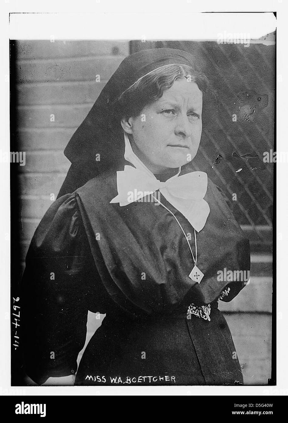 Questo ritratto raffigura la signorina W.A. Boettcher, un'infermiera e suora, probabilmente nota per i suoi contributi medici e religiosi. L'immagine evidenzia il suo aspetto dignitoso, incluso un ciondolo che indossa. Foto Stock