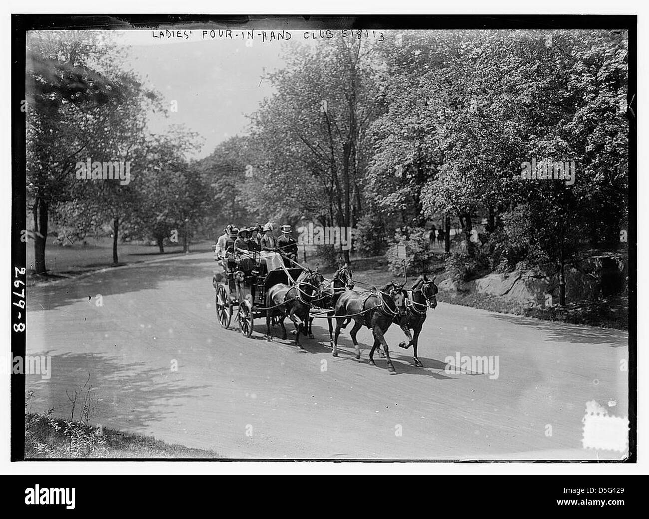 Un'immagine storica del 1913 che mostra il Ladies' Four-in-Hand Driving Club di New York. Il gruppo è raffigurato con carrozze trainate da cavalli, che mostrano la loro partecipazione agli sport di guida equestre. Foto Stock