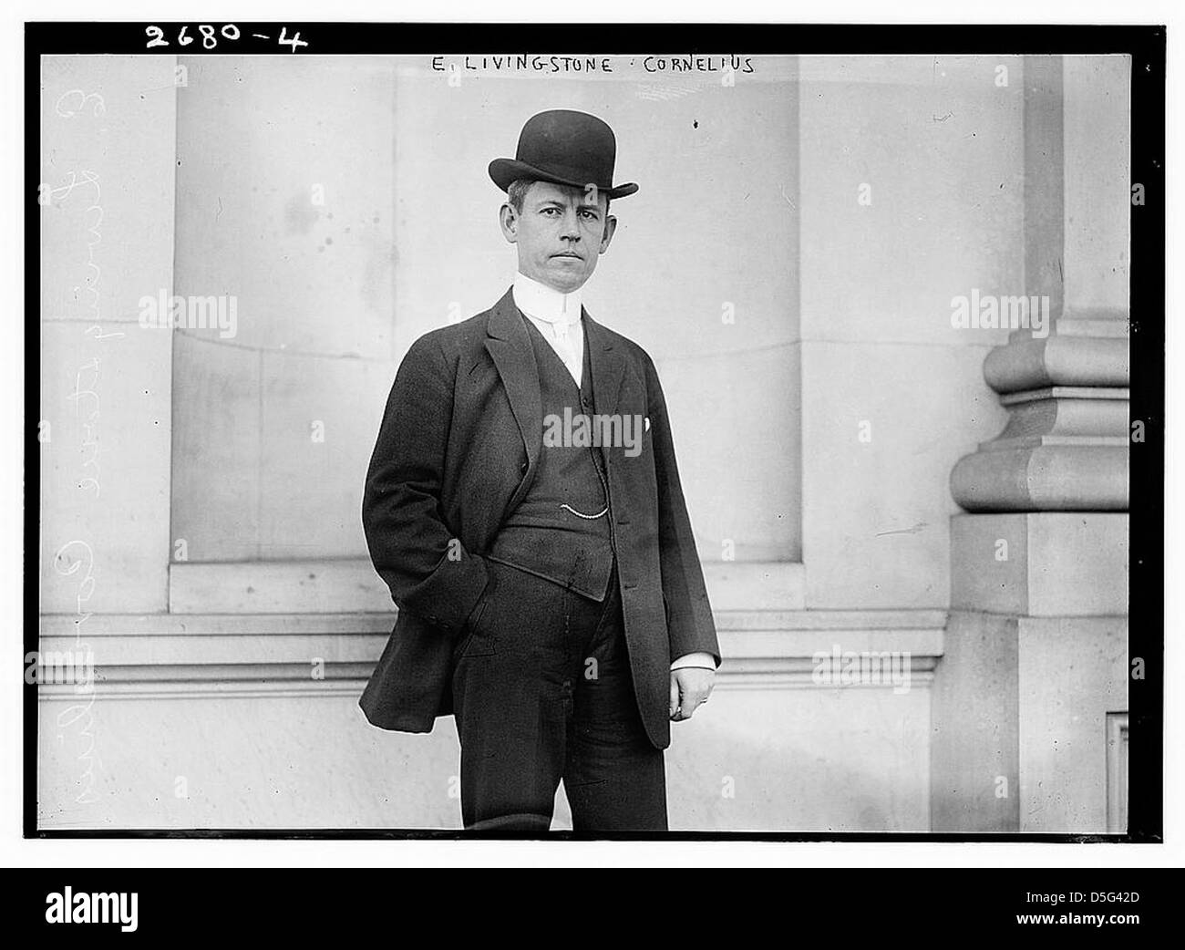 E. Livingston Cornelius, sergente d'armi del Senato, catturato in un ritratto formale con indosso un cappello da lanciatore, che rappresenta il suo ufficio al Senato degli Stati Uniti. Foto Stock