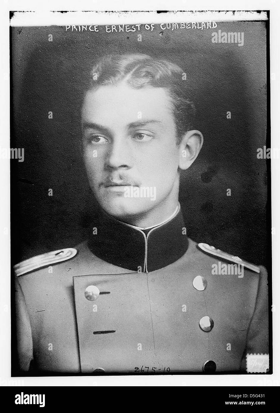 Principe Ernesto Augusto di Cumberland, duca di Cumberland e Brunswick, catturato in un ritratto formale. Membro della Casa di Hannover, era noto per i suoi baffi distinti. Foto Stock Principe Ernesto Augusto di Cumberland, duca di Cumberland e Brunswick, catturato in un ritratto formale. Membro della Casa di Hannover, era noto per i suoi baffi distinti. Foto Stock