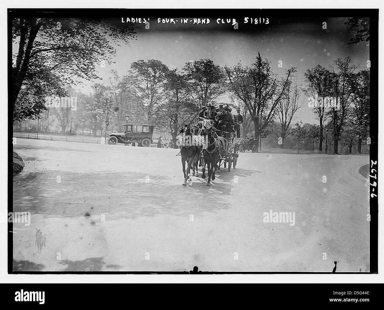 Il Ladies’ Four-in-Hand Driving Club è raffigurato alla guida delle loro carrozze a Central Park, New York, nel 1913, evidenziando il coinvolgimento delle donne negli sport equestri e nei club di guida. Foto Stock