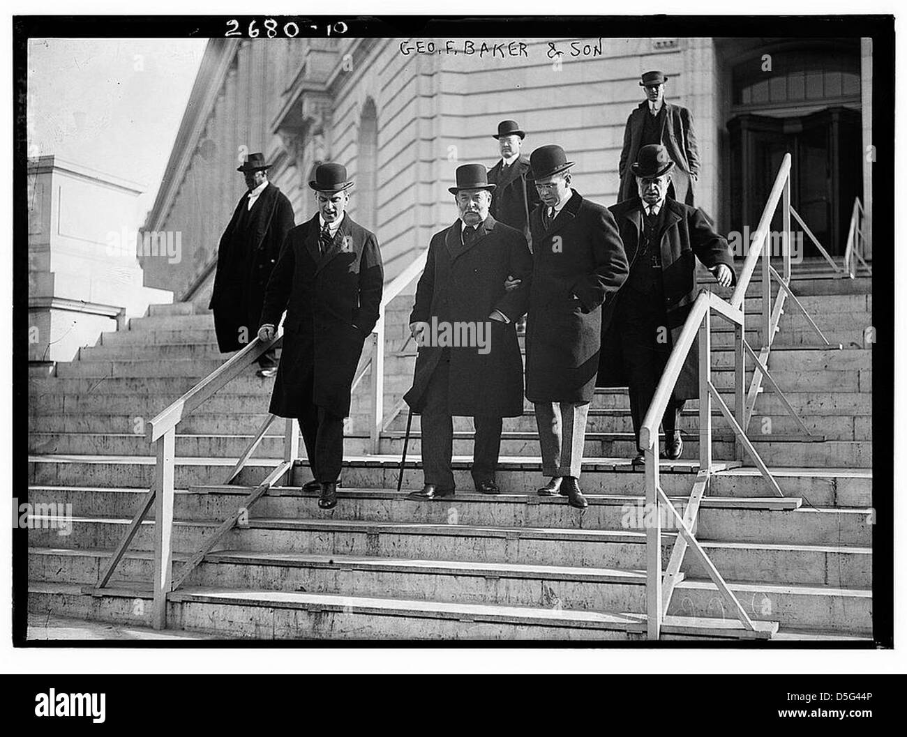 Questa immagine storica del Bain News Service mostra George F. Baker e suo figlio, figure di spicco della finanza americana, fotografati fuori dal Russell Senate Office Building a Washington, D.C. Foto Stock