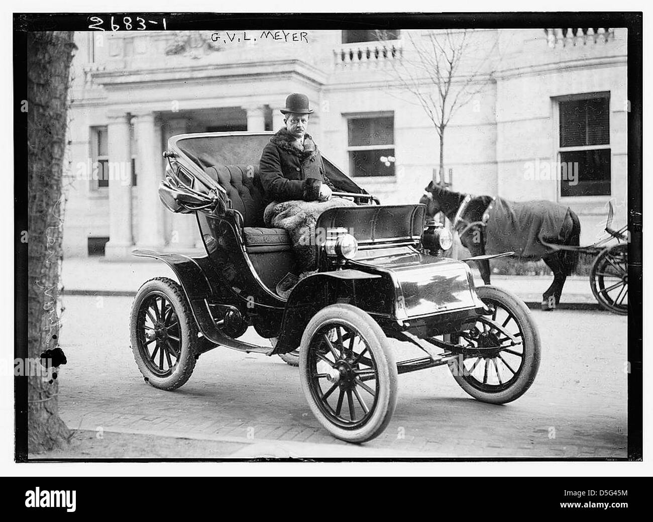 G.V.L. Meyer era una figura di spicco nota per il suo ruolo nella storia delle automobili e dei trasporti. L'immagine mostra un'automobile dell'epoca, mettendo in evidenza l'influenza della cultura automobilistica in America, con Meyer che è una figura importante nello sviluppo della carrozza senza cavalli. Foto Stock