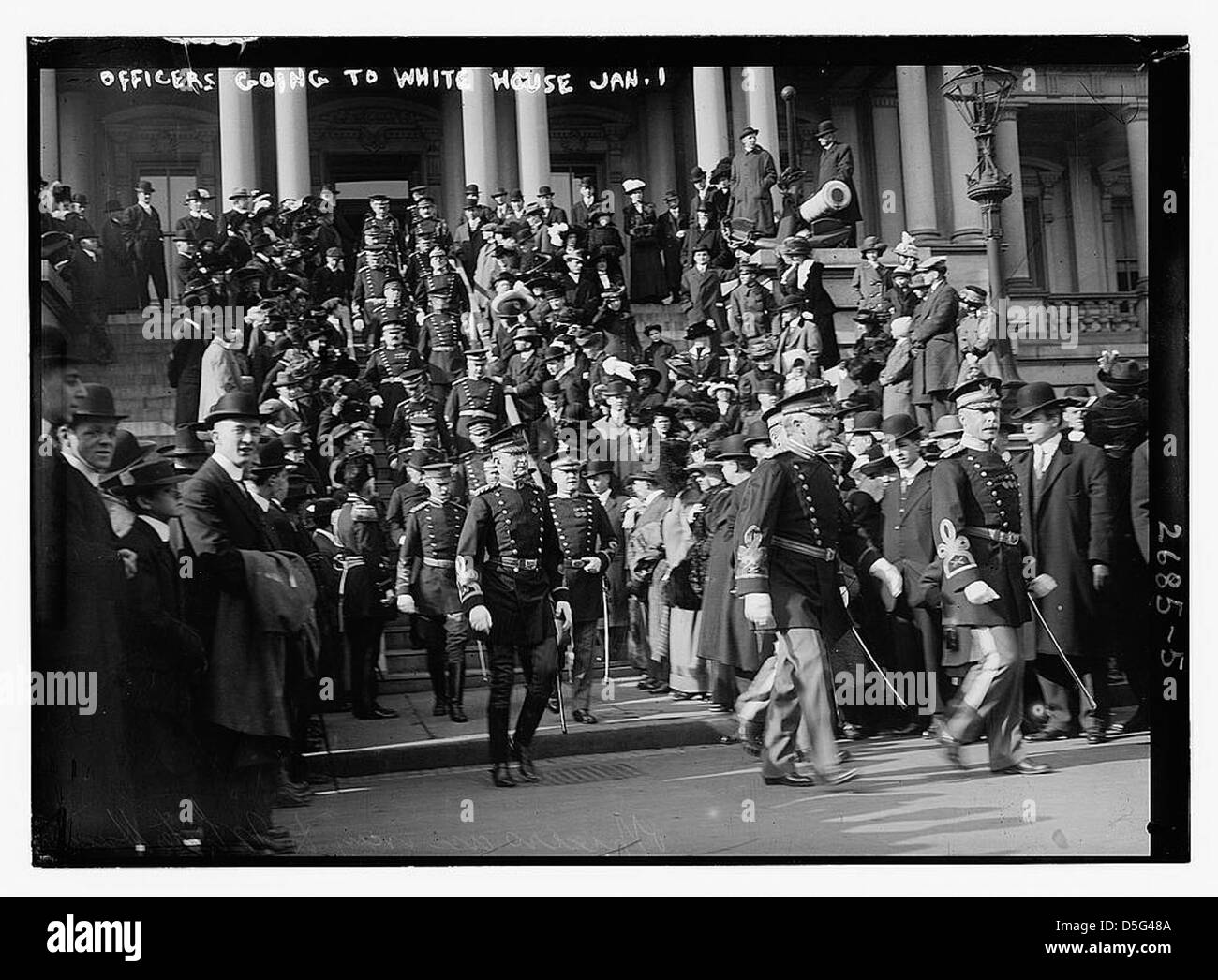Un gruppo di ufficiali in uniforme è visto dirigersi alla Casa Bianca per il ricevimento di Capodanno del presidente Taft nel 1913. L'immagine cattura l'abbigliamento formale e la presenza militare all'evento. Foto Stock