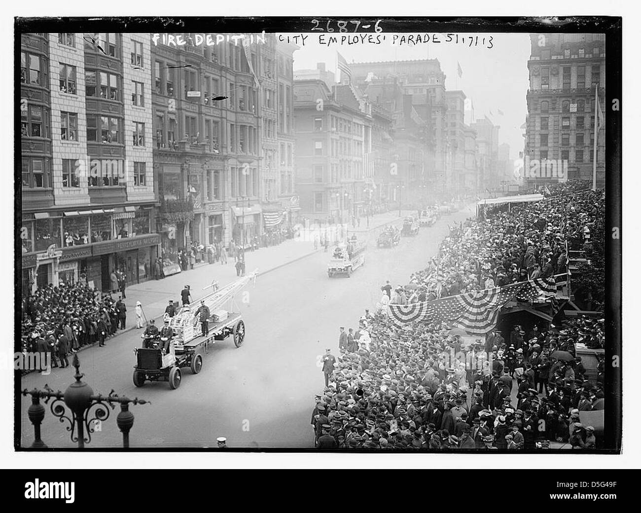I membri del New York Fire Department marciano nella City Employees' Parade sulla 5th Avenue a New York City il 17 maggio 1913. La foto cattura la grandezza della sfilata con bandiere e uniformi. Foto Stock
