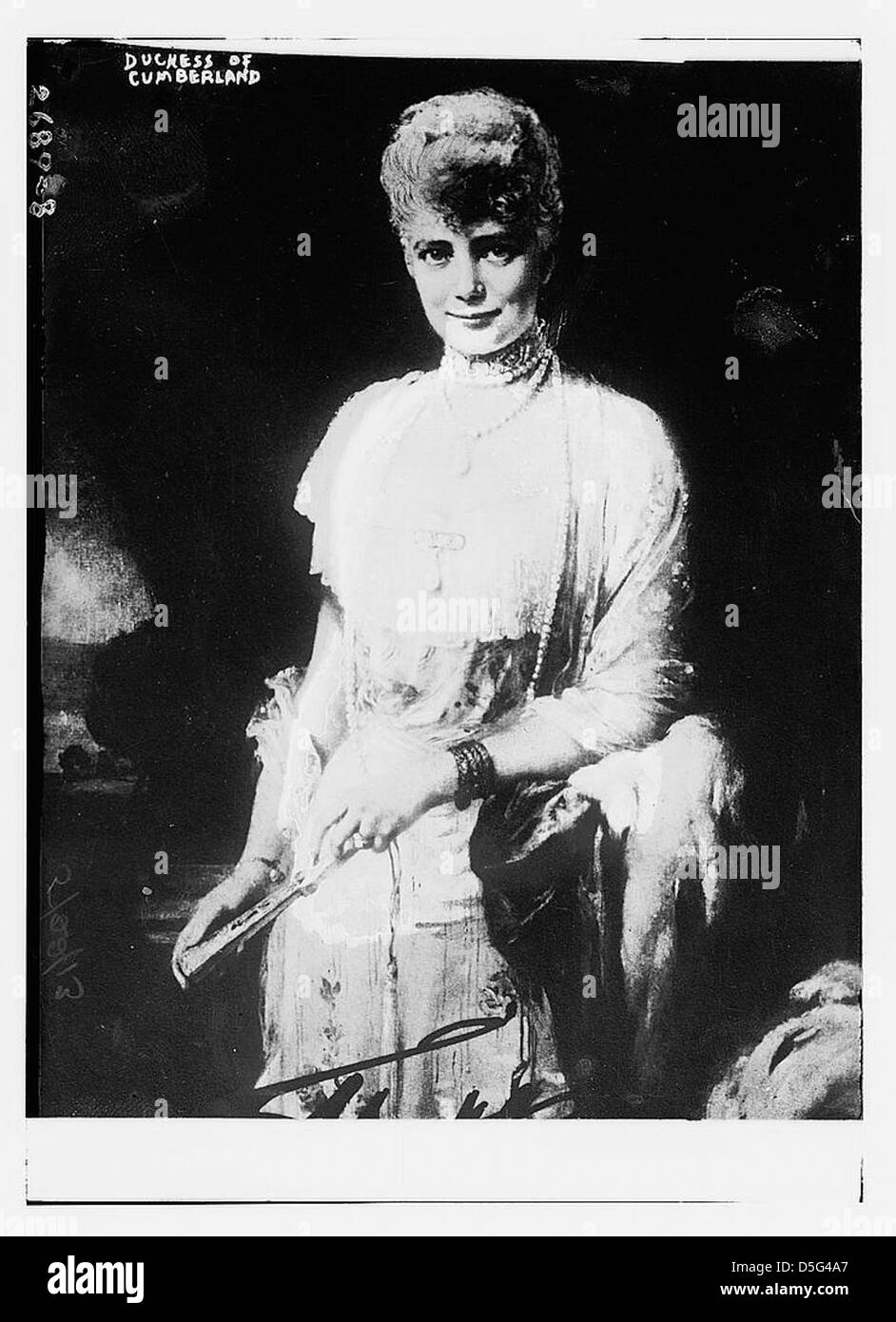 Un ritratto della duchessa di Cumberland, Amelie Carolina Carlotta Anna, membro del Casato di Schleswig-Holstein-Sonderburg-Glücksburg. L'immagine mostra il suo status reale e il suo legame con la nobiltà europea. Foto Stock