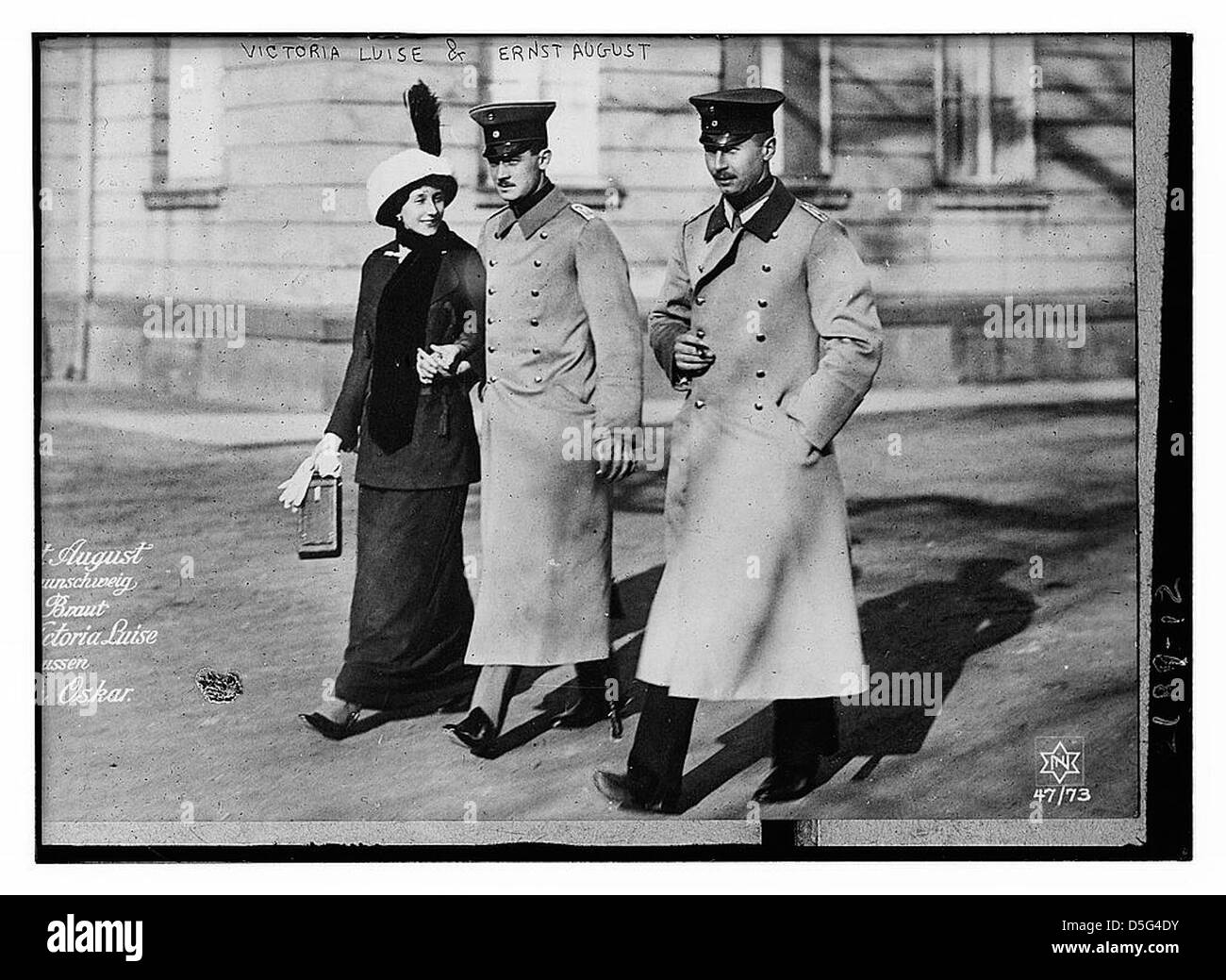 La principessa Vittoria Luisa di Prussia e il principe Ernesto Augusto di Hannover sono visti in questo ritratto di fidanzamento scattato l'11 febbraio 1913. La foto cattura il momento del loro fidanzamento reale in un ambiente formale ed elegante. Foto Stock