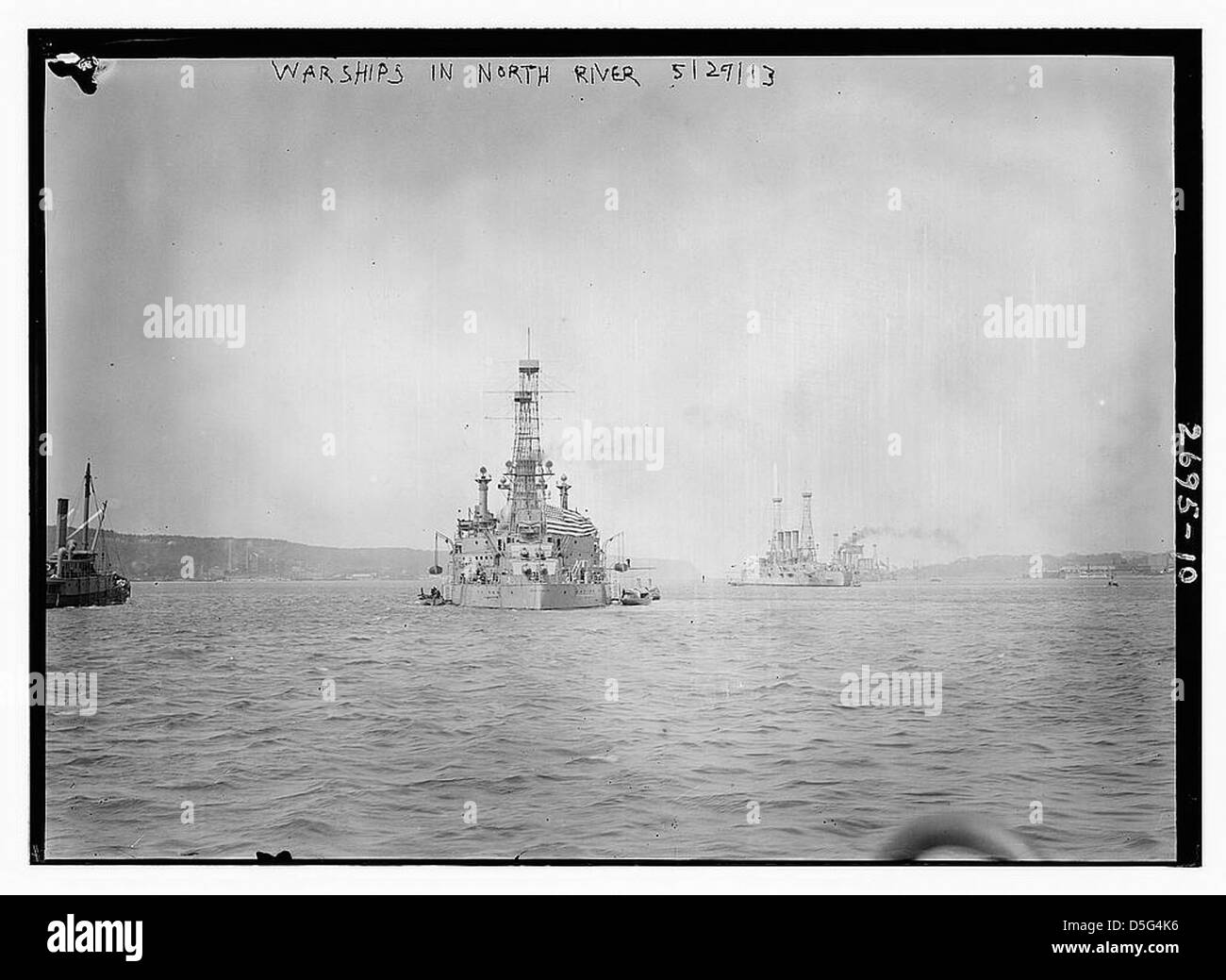 Una fotografia storica delle navi da guerra americane nel North River al largo di Cuba nel 1913, che mostrava la potenza navale della Marina degli Stati Uniti in quel periodo. L'immagine include un montante a gabbia e una struttura a reticolo sui vasi. Foto Stock