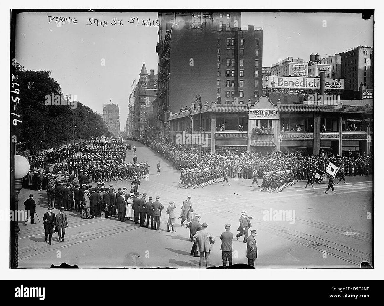Una parata del Memorial Day si svolge lungo la 59th Street a New York City, passando per Central Park South e Columbus Circle. La parata onora i soldati caduti con una dimostrazione di patriottismo e dedizione. Foto Stock