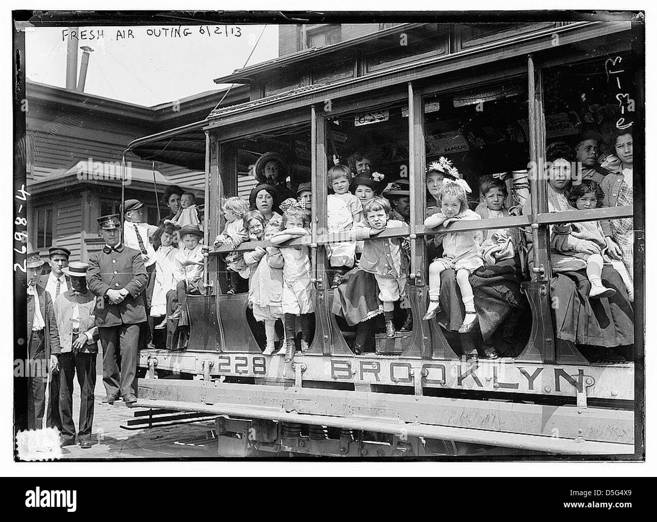 Una fotografia del 2 giugno 1913, che mostra i passeggeri del Brooklyn Rapid Transit in un'uscita all'aria aperta, un evento di beneficenza che consente ai lavoratori di prendersi una pausa dalla routine quotidiana, su un tram di Brooklyn. Foto Stock