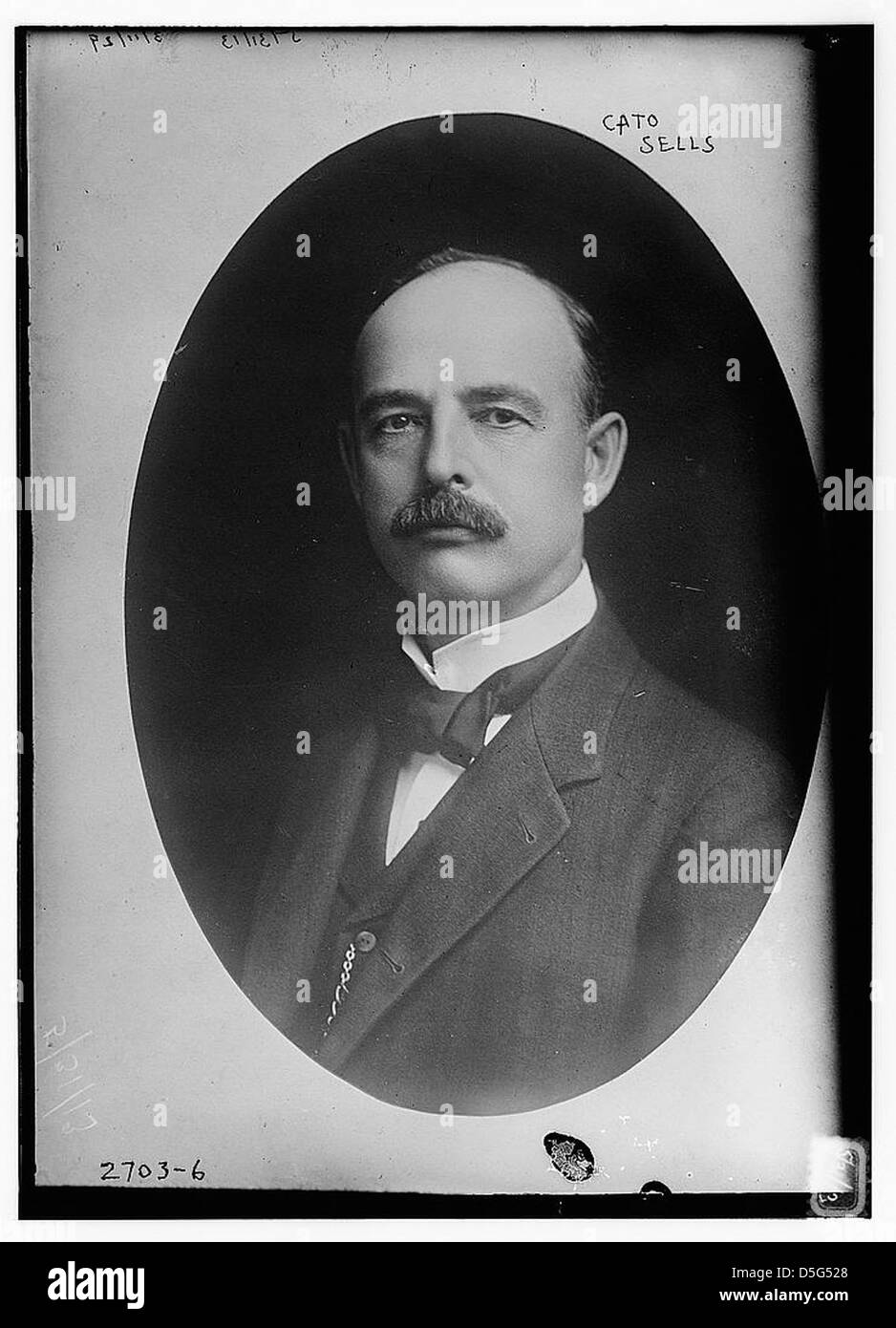 Catone Sells, Commissario degli affari indiani, è raffigurato in un ritratto formale, che mostra il ruolo significativo che ha svolto nel governo degli Stati Uniti durante il suo mandato all'inizio del XX secolo. Foto Stock