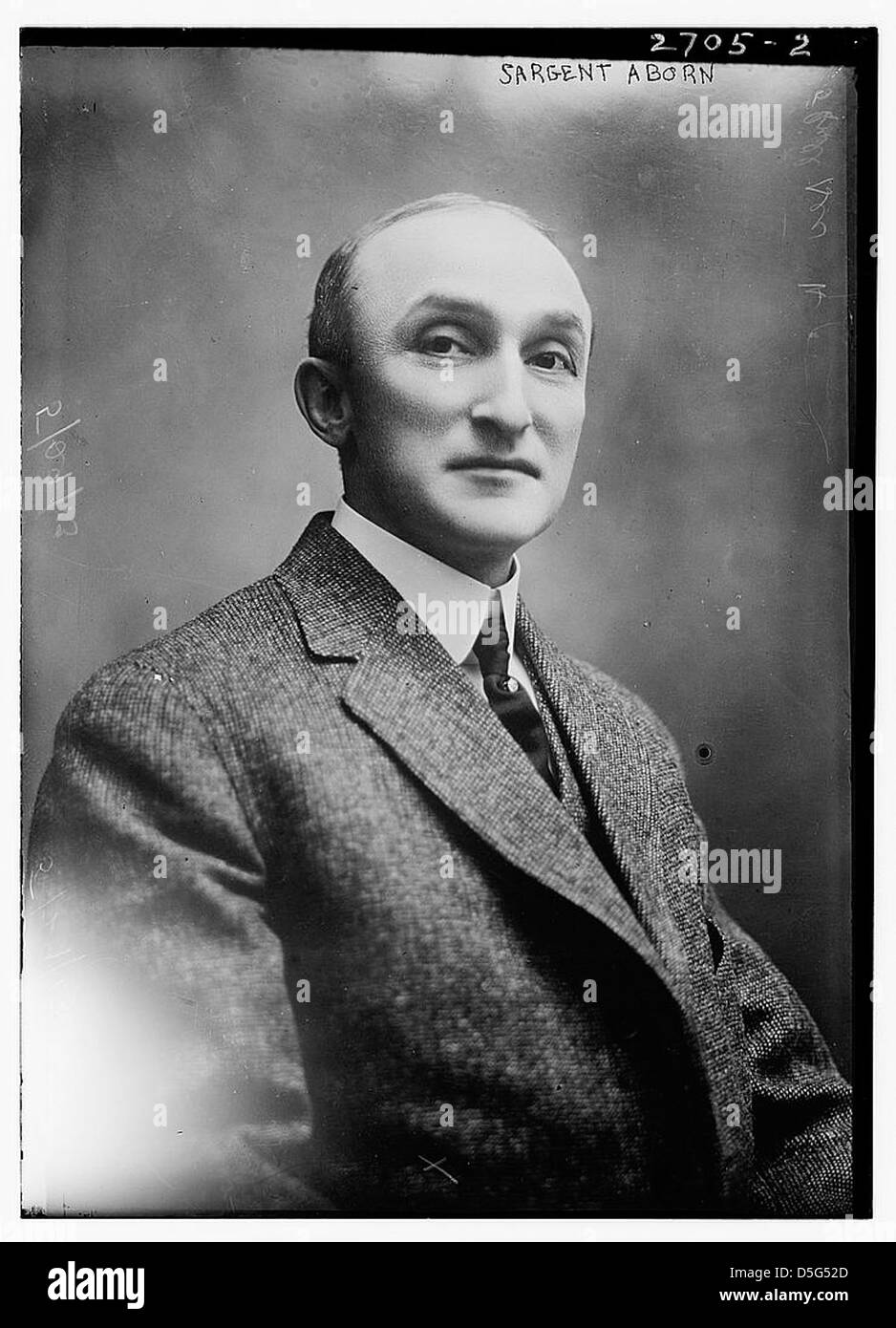 Questo ritratto dei primi anni '1900 raffigura Sargent Aborn, associato alla Aborn Opera Company. La fotografia rappresenta lo stile vintage dell'epoca, offrendo uno sguardo al mondo dell'opera dei primi anni del XX secolo e dell'industria delle arti dello spettacolo. Foto Stock