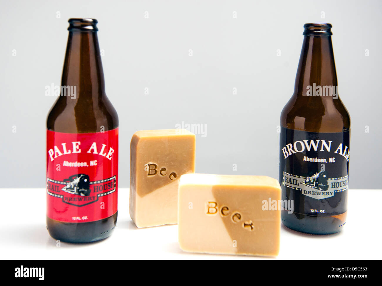 Barre di sapone realizzato con birra disposti in una vita ancora con le bottiglie di birra sono state realizzate da Foto Stock