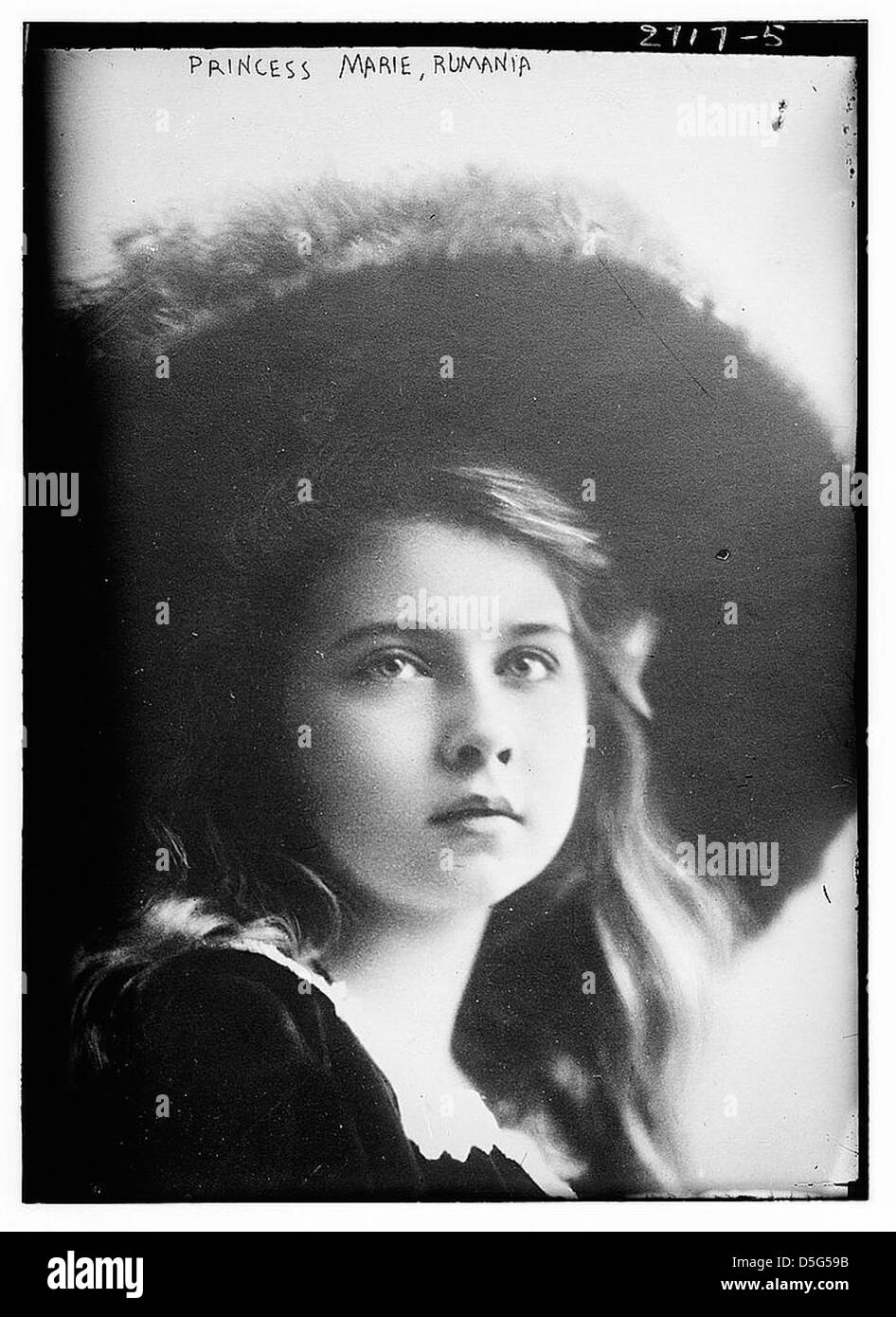 La principessa Maria di Romania è raffigurata in un ritratto del 1910-1915. Questa immagine cattura la sua bellezza giovanile e l'eleganza reale, riflettendo la grazia dei reali europei durante l'inizio del XX secolo. Foto Stock